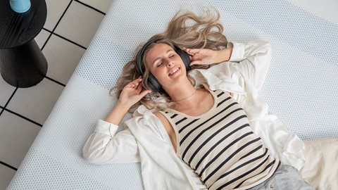 Slapen met muziek: wel of geen goed idee?